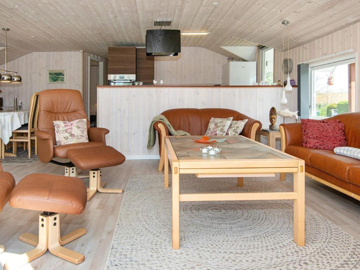 8 Person Holiday Home In Hejls エクステリア 写真