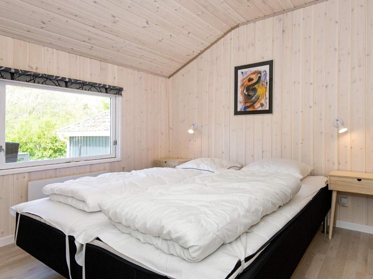 8 Person Holiday Home In Hejls エクステリア 写真
