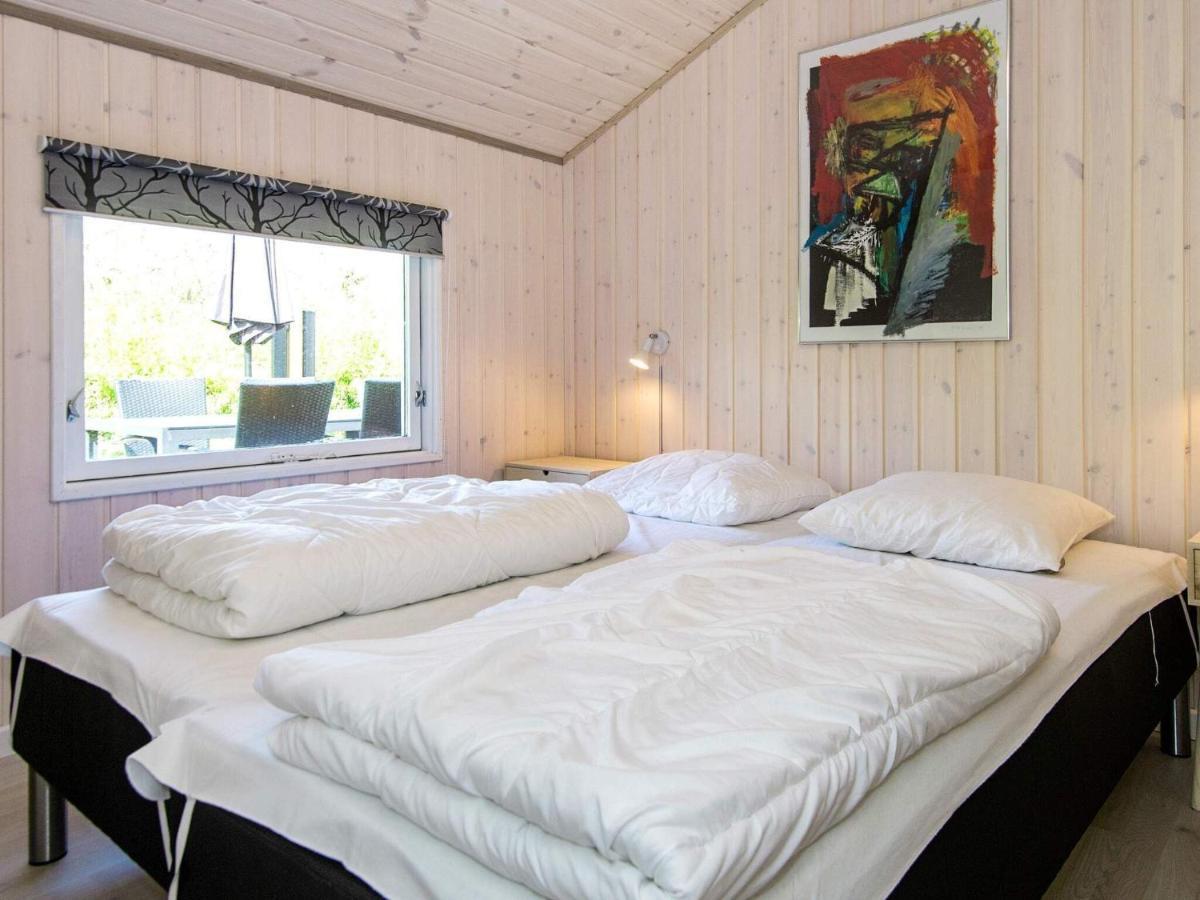 8 Person Holiday Home In Hejls エクステリア 写真