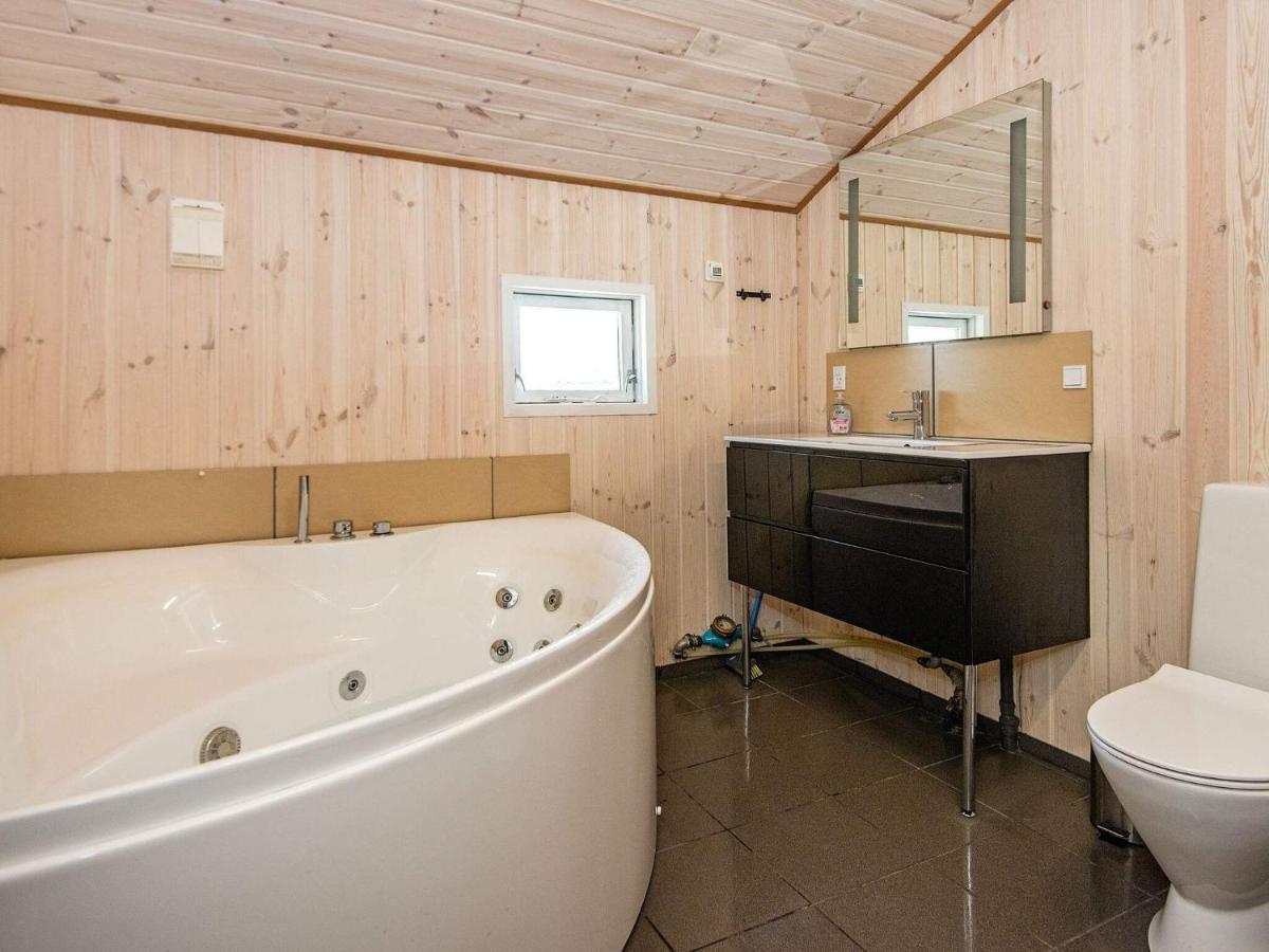 8 Person Holiday Home In Hejls エクステリア 写真