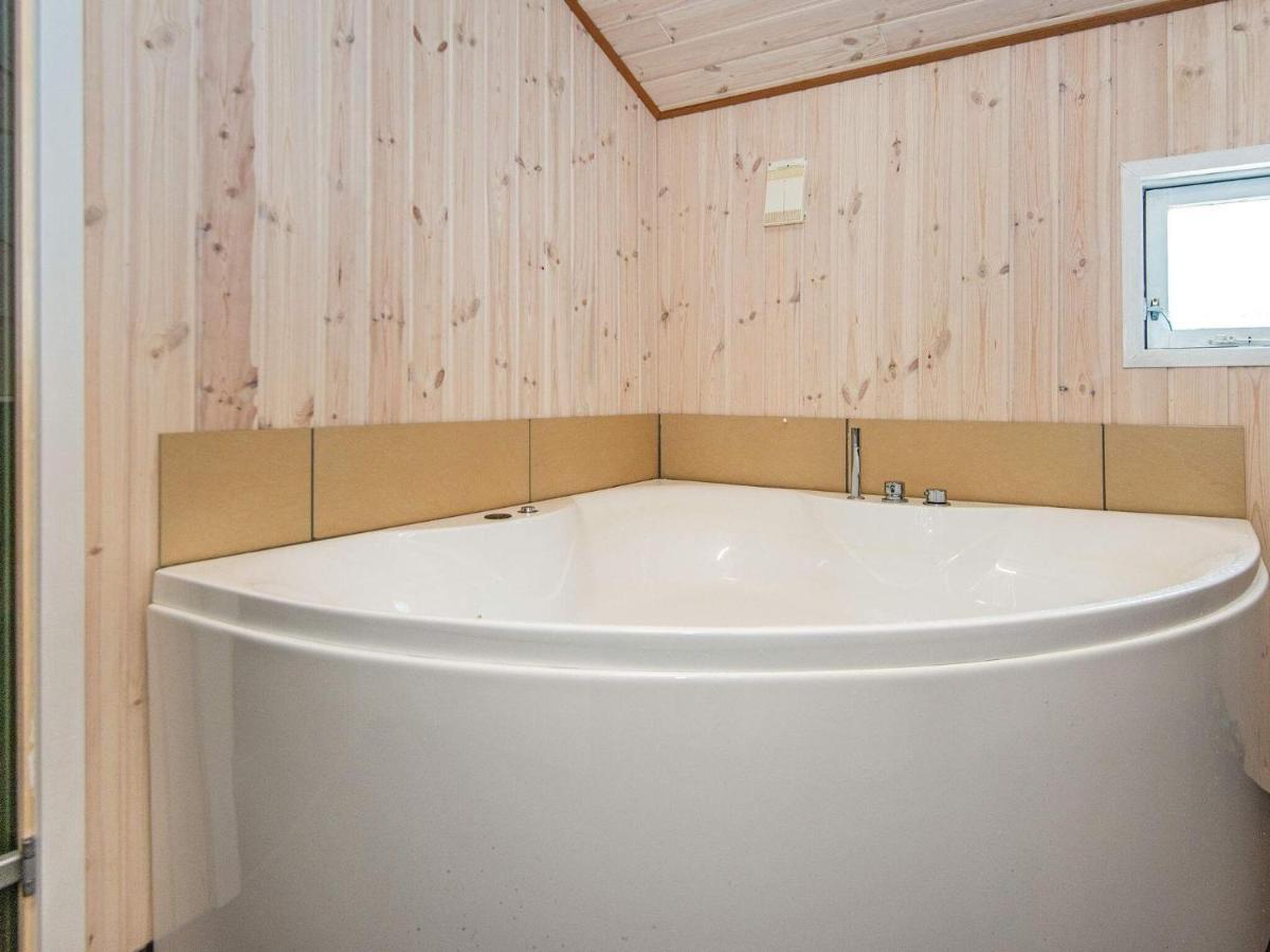 8 Person Holiday Home In Hejls エクステリア 写真