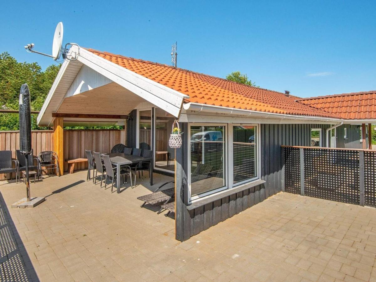 8 Person Holiday Home In Hejls エクステリア 写真
