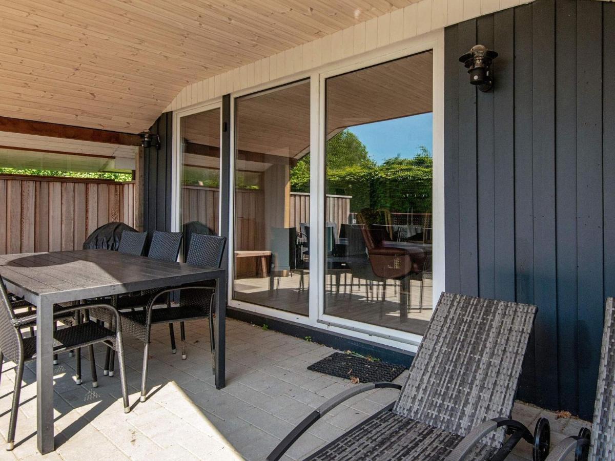 8 Person Holiday Home In Hejls エクステリア 写真