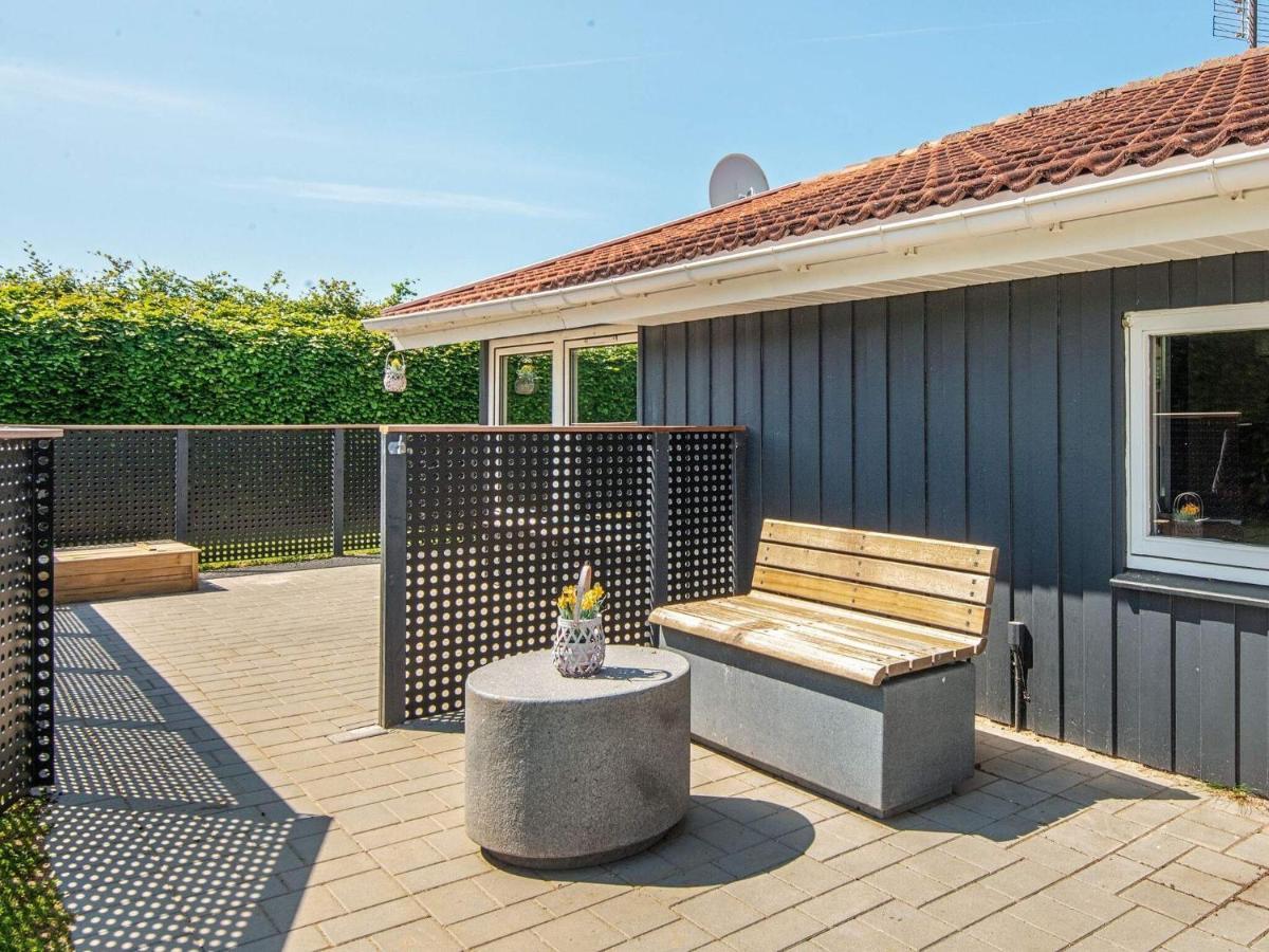 8 Person Holiday Home In Hejls エクステリア 写真