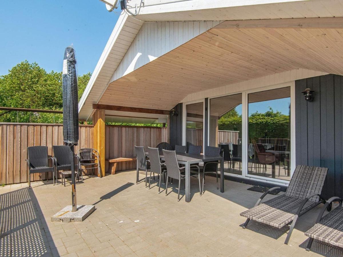 8 Person Holiday Home In Hejls エクステリア 写真
